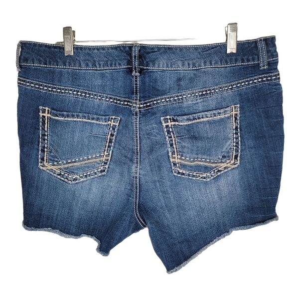 Maurices ripped/distressed denim jean shorts size 18 - Picture 2 of 2